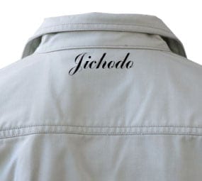 ロゴを刺繍した作業服の例